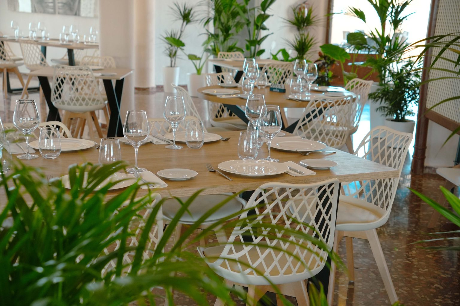 Comedor de Xironets con mesas preparadas y luz natural